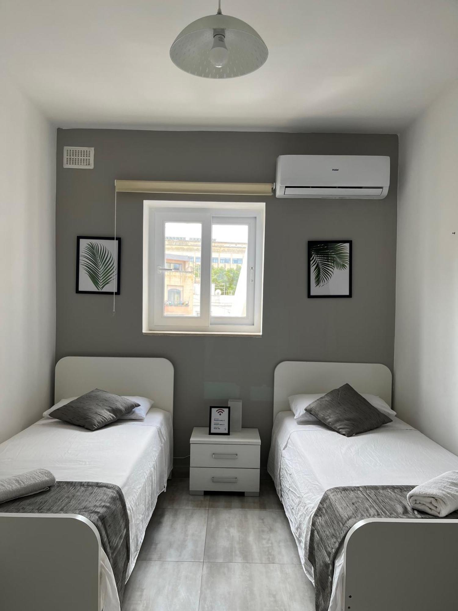 F3 Room 3, Private Room Two Single Beds Shared Bathroom Msida Exterior foto